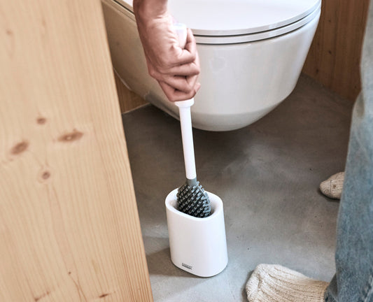 [hidden] [lifestyle] Flex™ TriBlade Lite White Toilet Brush Starter Set