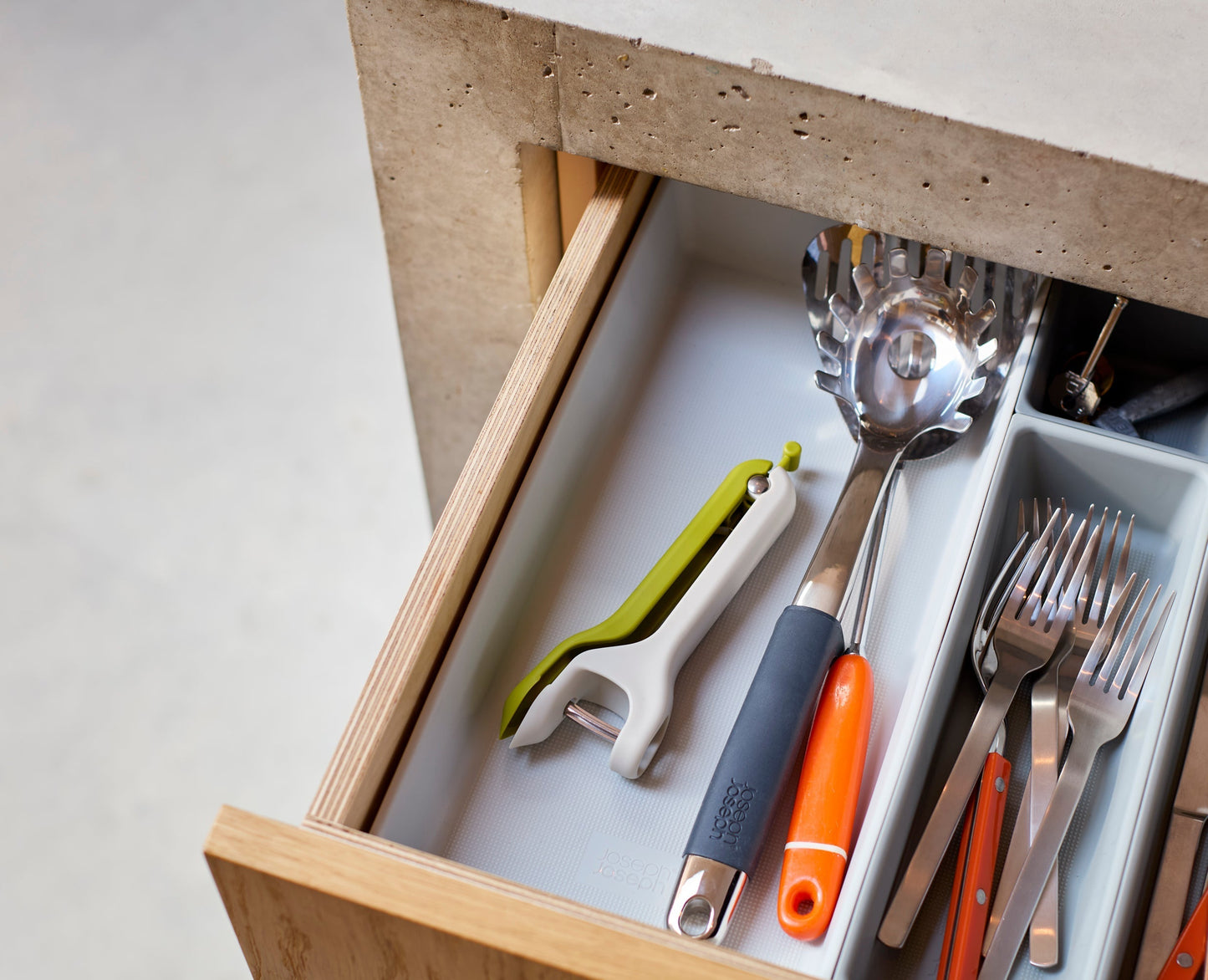 [half-width] Tweezy™ 2-in-1 Pitter & Huller Tool
