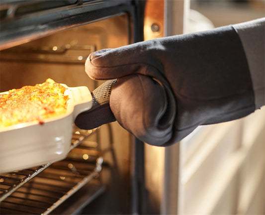 [hidden] [lifestyle] Pinch™ Easy-grip Single Oven Glove - 20229 - Image 2
