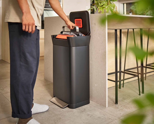 [lifestyle] [half-width] Titan 30L Black Trash Compactor Starter Set - BU00020 - Image 2