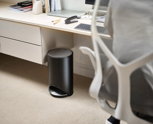 [hidden] [lifestyle] Arc™ 10L Easy-push Matt Black Pedal Bin Starter Set