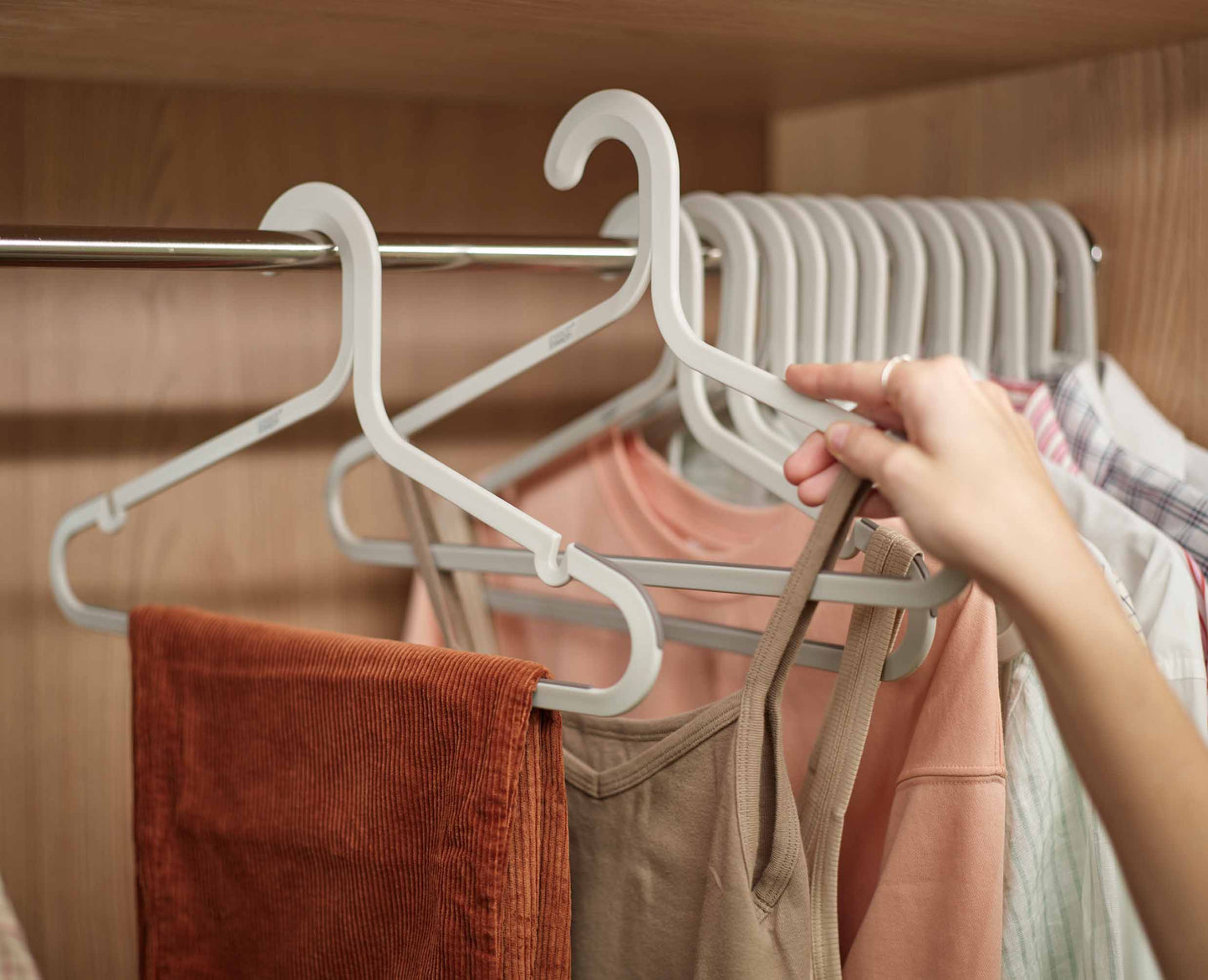 Orderly™ Set of 5 Anti-tangle Clothes Hangers - 55003 - Image 3