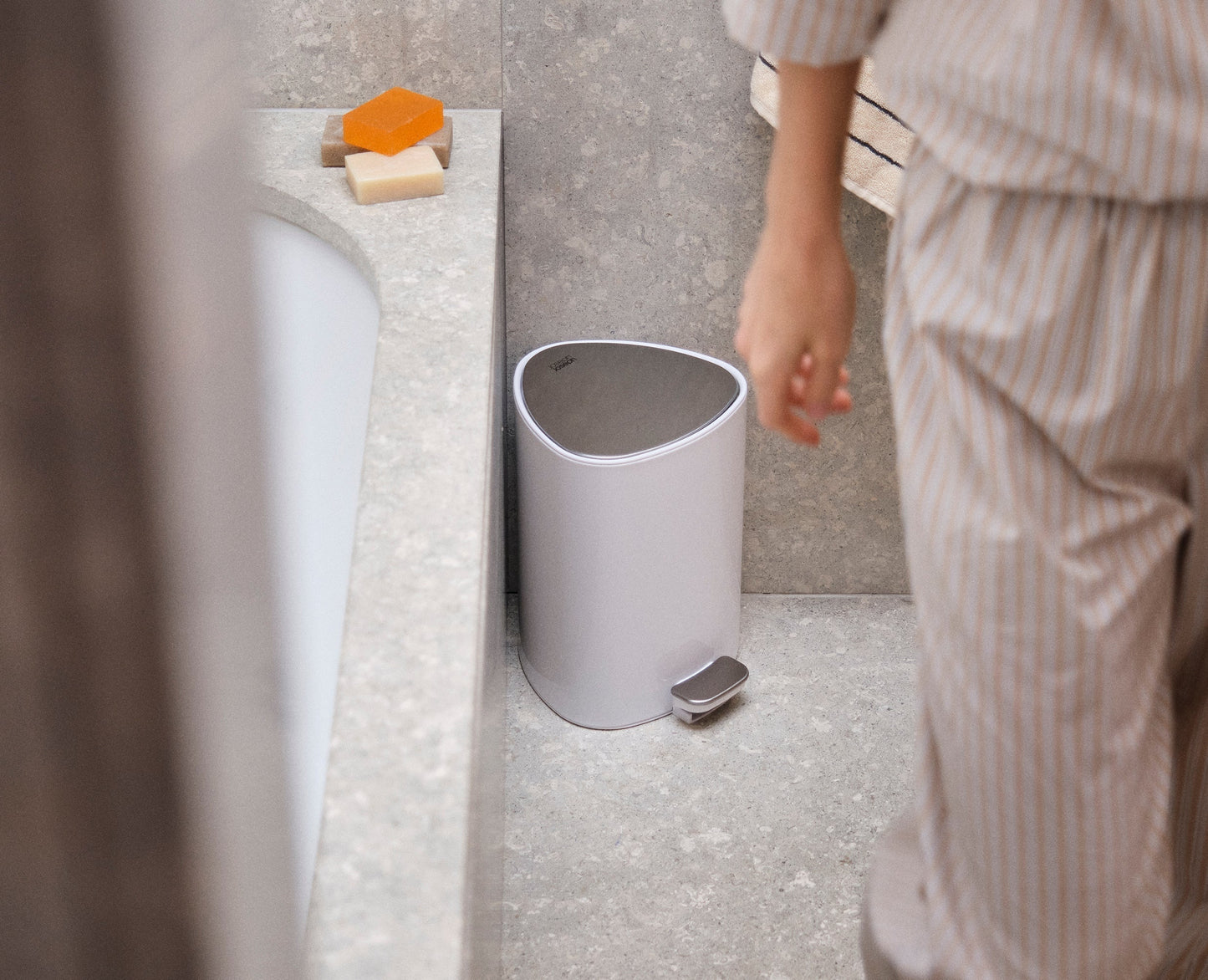 EasyStore™ 5L Gloss White Bathroom Pedal Trash Can