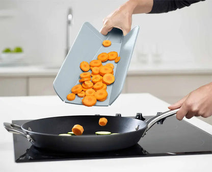 [lifestyle] [hidden] - Chop2Pot™ Plus 2-piece Chopping Board Set - 981003 - Image 2