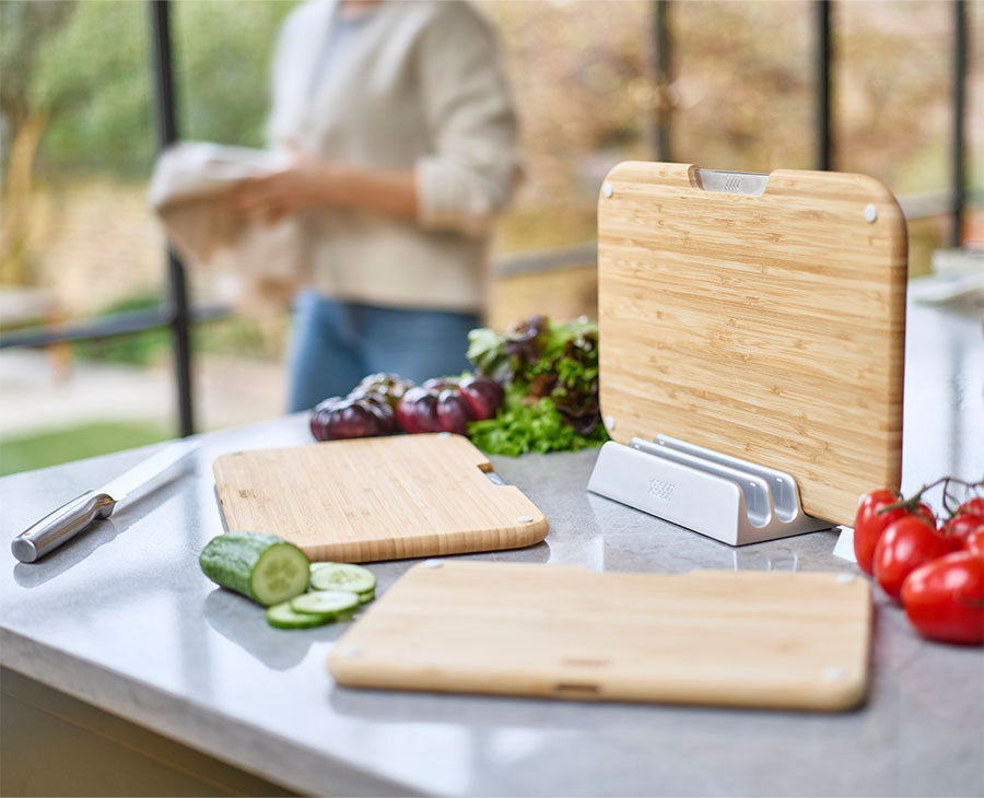 [hidden] [lifestyle] 2-piece Bamboo Chopping Board & Knives Set - Image 2