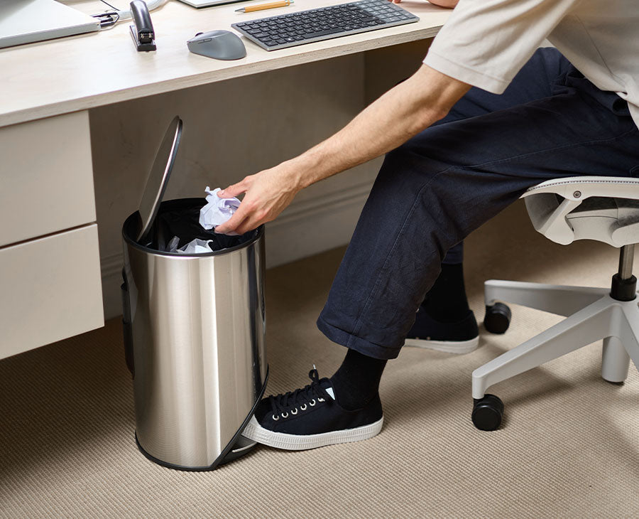 [hidden] [lifestyle] Arc™ 10L Easy-push Stainless-steel Pedal Bin - 30152 - Image 2